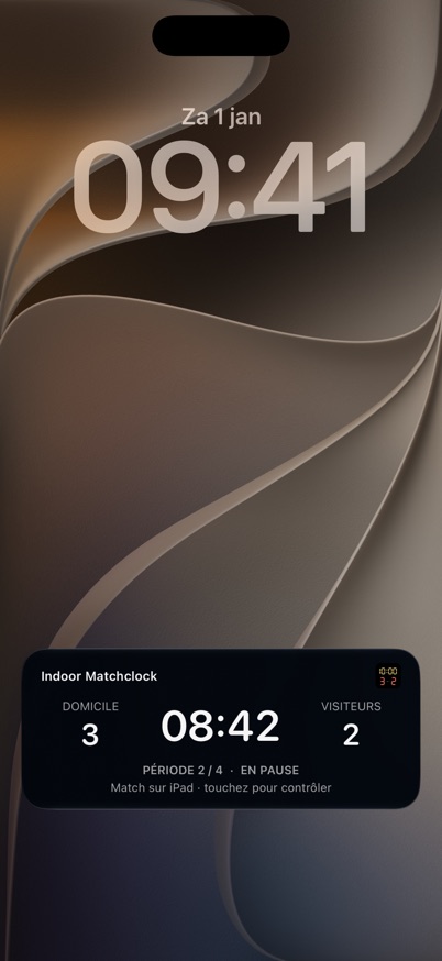 Écran verrouillé de l’iPhone avec l’Activité en direct Indoor Matchclock : 08:42, domicile 3, visiteurs 2, période 2 sur 4, en pause.