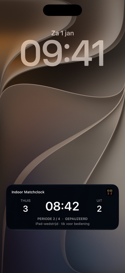 iPhone-toegangsscherm met de Indoor Matchclock Live Activity: 08:42, thuis 3, uit 2, periode 2 van 4, gepauzeerd.